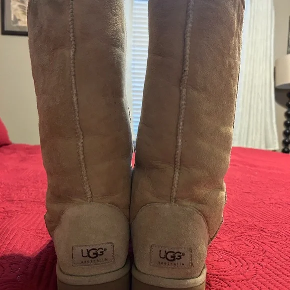 UGG Classic Tall boots in women’s 8 - Picture 2 of 13